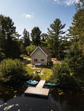 Le Lac Apaisant - Rustic Haven by the Water